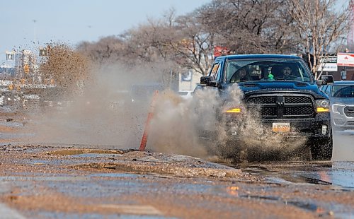 MIKE DEAL / FREE PRESS
Vehicles send huge splashes of melt-water while heading south on Pembina Hwy Friday as temperatures were set to reach 4C.
260320 - Friday, March 20, 2026.