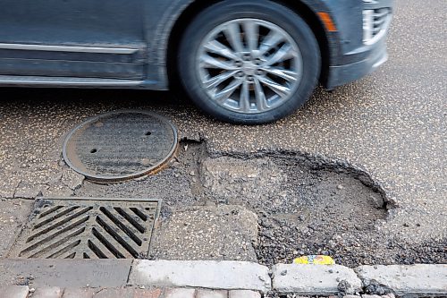MIKE DEAL / FREE PRESS
Vehicles dodge potholes on Osborne Street close to Wardlaw Avenue Monday morning.
260323 - Monday, March 23, 2026.