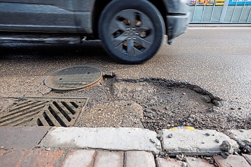 MIKE DEAL / FREE PRESS
Vehicles dodge potholes on Osborne Street close to Wardlaw Avenue Monday morning.
260323 - Monday, March 23, 2026.