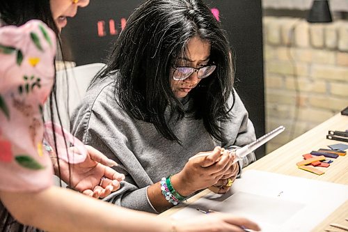 MIKAELA MACKENZIE / FREE PRESS
AV Kitching molds and smooths out cracks in the silver clay during a silver ring-making workshop on Monday, March 23, 2026.
For AV story
Free Press 2026