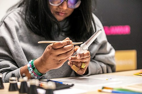 MIKAELA MACKENZIE / FREE PRESS
AV Kitching molds and smooths out cracks in the silver clay during a silver ring-making workshop on Monday, March 23, 2026.
For AV story
Free Press 2026