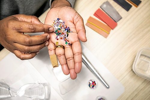 MIKAELA MACKENZIE / FREE PRESS
AV Kitching chooses gemstones while taking a silver ring-making workshop on Monday, March 23, 2026.
For AV story
Free Press 2026