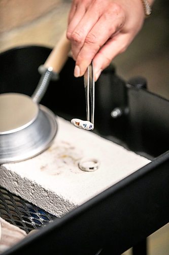 MIKAELA MACKENZIE / FREE PRESS
Jillian Sheedy takes the rings out of the kiln during a silver ring-making workshop on Monday, March 23, 2026.
For AV story
Free Press 2026