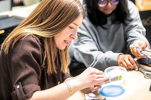 MIKAELA MACKENZIE / FREE PRESS
Jillian Sheedy (left) helps AV Kitching with some sanding during a silver ring-making workshop on Monday, March 23, 2026.
For AV story
Free Press 2026