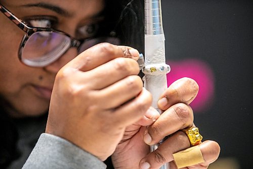 MIKAELA MACKENZIE / FREE PRESS
AV Kitching sands her ring on the mandrel at a silver ring-making workshop on Monday, March 23, 2026.
For AV story
Free Press 2026