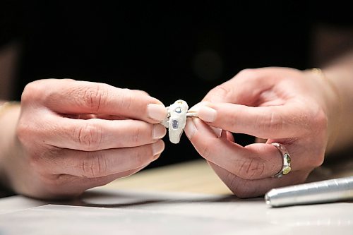 MIKAELA MACKENZIE / FREE PRESS
Jillian Sheedy takes AVճ ring off of the mandril and parchment paper during a silver ring-making workshop on Monday, March 23, 2026.
For AV story
Free Press 2026
