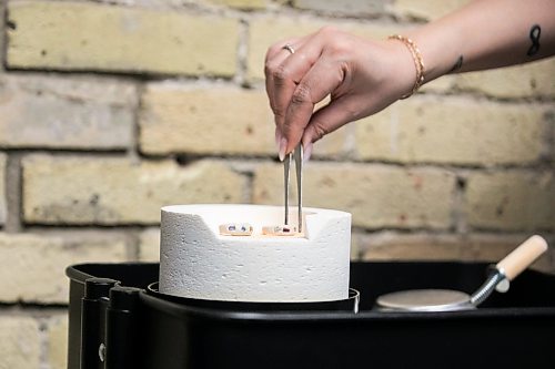 MIKAELA MACKENZIE / FREE PRESS
Joanne Roberts places the rings in the kiln to fire at a silver ring-making workshop on Monday, March 23, 2026.
For AV story
Free Press 2026
