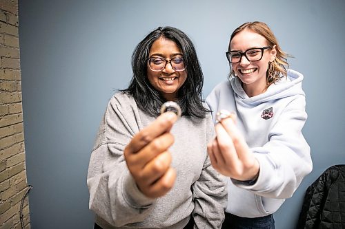 MIKAELA MACKENZIE / FREE PRESS
AV Kitching (left) and Shae-Lynn Murray shows off their finished products after taking a silver ring-making workshop on Monday, March 23, 2026.
For AV story
Free Press 2026