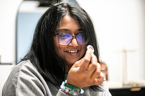 MIKAELA MACKENZIE / FREE PRESS
AV Kitching checks out the final buffing during a silver ring-making workshop on Monday, March 23, 2026.
For AV story
Free Press 2026