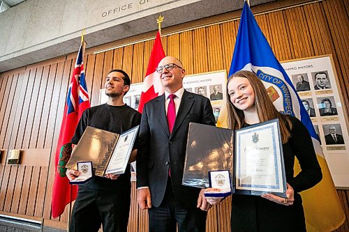 MIKAELA MACKENZIE / FREE PRESS
Mayor Scott Gillingham (centre) and World Junior Figure Skating Championship gold medal winners Yohnatan Elizarov (left) and Ava Kemp at City Hall on Wednesday, March 25, 2026. The mayor presented the two with the Mayorճ Award for Sports Excellence.
Free Press 2026