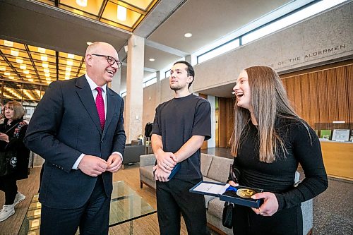 MIKAELA MACKENZIE / FREE PRESS
Mayor Scott Gillingham (left) and World Junior Figure Skating Championship gold medal winners Yohnatan Elizarov (centre) and Ava Kemp at City Hall on Wednesday, March 25, 2026. The mayor presented the two with the Mayorճ Award for Sports Excellence.
Free Press 2026