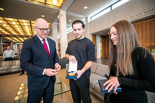 MIKAELA MACKENZIE / FREE PRESS
Mayor Scott Gillingham (left) and World Junior Figure Skating Championship gold medal winners Yohnatan Elizarov (centre) and Ava Kemp at City Hall on Wednesday, March 25, 2026. The mayor presented the two with the Mayorճ Award for Sports Excellence.
Free Press 2026