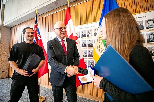 MIKAELA MACKENZIE / FREE PRESS

Mayor Scott Gillingham (centre) and World Junior Figure Skating Championship gold medal winners Yohnatan Elizarov (left) and Ava Kemp at City Hall on Wednesday, March 25, 2026. The mayor presented the two with the Mayorճ Award for Sports Excellence.


Free Press 2026