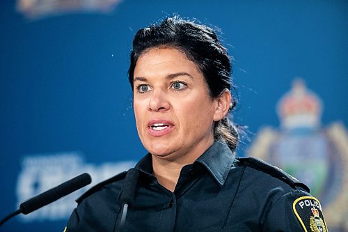 MIKAELA MACKENZIE / FREE PRESS
WPS constable Dani McKinnon, public information officer, speaks to the media about a travelling theft and fraud ring on Friday, July 11, 2025.
For Joyanne story.
Winnipeg Free Press 2025