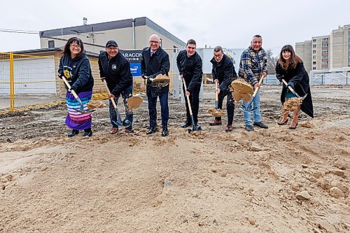 MIKE DEAL / FREE PRESS
(From left) Diane Redsky the former CEO of Kekekoziibii Development corporation, Billy Wahpay councillor at Shoal Lake 40, Winnipeg Mayor Scott Gillingham, Liam Keep-Henderson intern CEO of Kekekoziibii Development corporation, Doug Eyolfson the MP for Winnipeg West, Chief Herb Greene of Shoal Lake 40, and Bernadette Smith the Minister of Housing, Addictions and Homelessness during the ground breaking ceremony Tuesday at 2675 Portage Avenue where construction is about to begin on a new affordable housing complex.
Reporter: Scott Billeck
260407 - Tuesday, April 07, 2026.