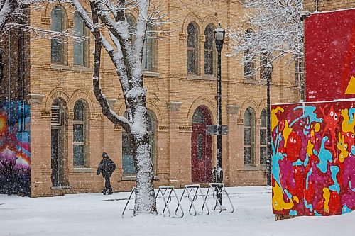 MIKE DEAL / FREE PRESS
Snow falls as pedestrians make their way through the Exchange District Wednesday morning.
260408 - Wednesday, April 08, 2026.