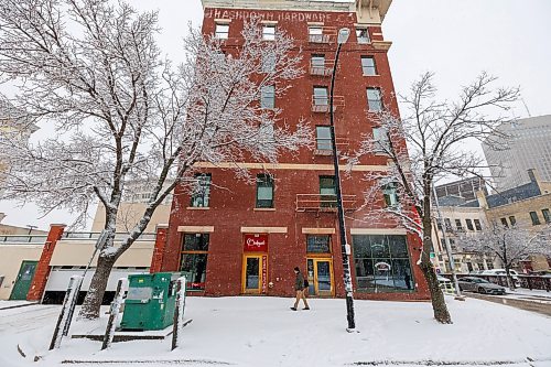 MIKE DEAL / FREE PRESS
Snow falls as pedestrians make their way through the Exchange District Wednesday morning.
260408 - Wednesday, April 08, 2026.