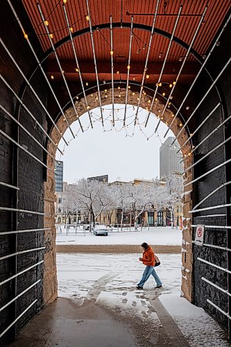 MIKE DEAL / FREE PRESS
Snow falls as pedestrians make their way through the Exchange District Wednesday morning.
260408 - Wednesday, April 08, 2026.