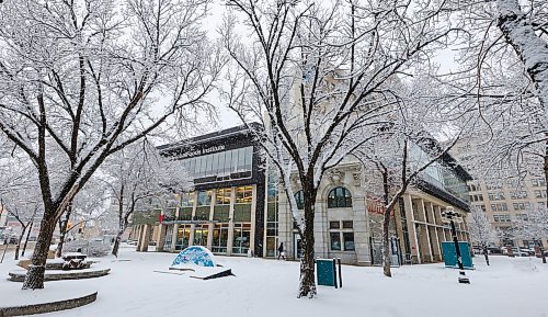MIKE DEAL / FREE PRESS
Snow falls as pedestrians make their way through the Exchange District Wednesday morning.
260408 - Wednesday, April 08, 2026.