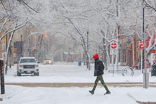 MIKE DEAL / FREE PRESS
Snow falls as pedestrians make their way through the Exchange District Wednesday morning.
260408 - Wednesday, April 08, 2026.