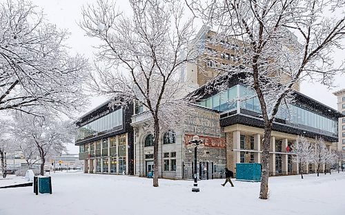 MIKE DEAL / FREE PRESS
Snow falls as pedestrians make their way through the Exchange District Wednesday morning.
260408 - Wednesday, April 08, 2026.