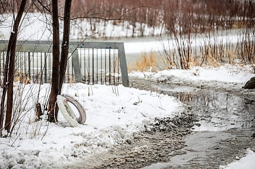 MIKAELA MACKENZIE / FREE PRESS
Omand’s Creek floods the pedestrian bridge on Wednesday, April 8, 2026.
Standup.
Free Press 2026