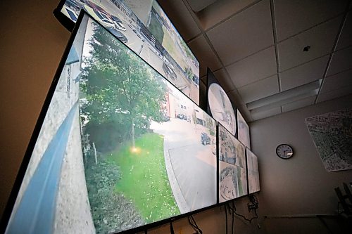 MIKAELA MACKENZIE / FREE PRESS
Downtown Community Safety Partnershipճ command centre, where the new Beacon program is used, on Friday, March 20, 2026. The Beacon program allows them to view security footage live from several businesses downtown and respond to situations faster.
For Gabby story
Free Press 2026