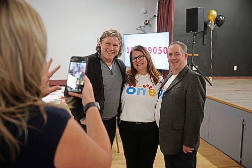 Brandon Mayor Jeff Fawcett has a photo taken with United Way fall campaign co-chairs Shelly Thompson and Tim Black during the announcement at the Ukrainian Reading Association Hall in Brandon on Thursday. (Tim Smith/The Brandon Sun)