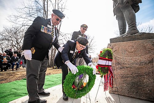 MIKAELA MACKENZIE / FREE PRESS
	
Gail Conrad Davey (centre), along with Ken Minty (left) and Bob Frost, lays a wreath at the rededication ceremony of the Bank of Montrealճ World War I memorial statue at Brookside Cemeteryճ Field of Honour on Thursday, April 9, 2026.

For Scott Billeck story.
Free Press 2026