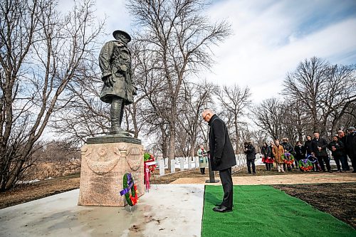 MIKAELA MACKENZIE / FREE PRESS
Mayor Scott Gillingham lays a wreath at the rededication ceremony of the Bank of Montrealճ World War I memorial statue at Brookside Cemeteryճ Field of Honour on Thursday, April 9, 2026.
For Scott Billeck story.
Free Press 2026