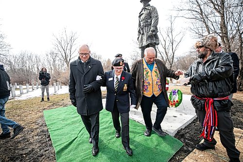 MIKAELA MACKENZIE / FREE PRESS
Mayor Scott Gillingham (left), Gail Conrad Davey, MMF president David Chartrand, and MMF minister of veterans Shawn Nault at the rededication ceremony of the Bank of Montrealճ World War I memorial statue at Brookside Cemeteryճ Field of Honour on Thursday, April 9, 2026.
For Scott Billeck story.
Free Press 2026