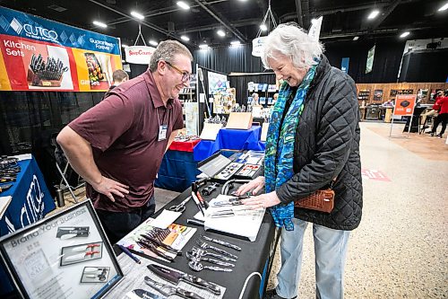 MIKAELA MACKENZIE / FREE PRESS
Phil Alsop shows Maureen Walls knives at the Home and Garden Show at the RBC Convention Centre on Thursday, April 9, 2026.
Standup.
Free Press 2026