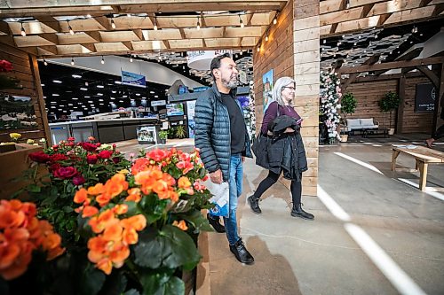 MIKAELA MACKENZIE / FREE PRESS
	
Daryl and Denise (no last names given) check out the Home and Garden Show at the RBC Convention Centre on Thursday, April 9, 2026.

Standup.
Free Press 2026