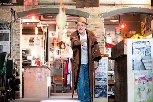 MIKAELA MACKENZIE / FREE PRESS
	
John Scoles demonstrates the classic rubber chicken toss in a robe at the High and Lonesome Club, which is celebrating its 25th anniversary, on Friday, April 10, 2026.

For Ben Waldman story.
Free Press 2026