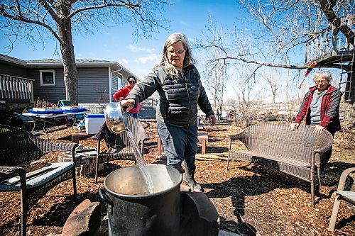 MIKAELA MACKENZIE / FREE PRESS
Louise May adds more maple sap to the boil pot on Tuesday, April 21, 2026.
Standup.
Free Press 2026