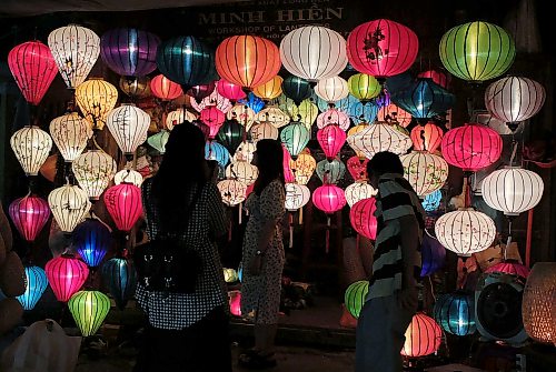 JASON HALSTEAD / FREE PRESS
Shoppers check out a lantern shop in Hoi An, one of the many traditional craft and boutique stores in the coastal Vietnamese town.
