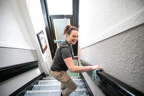 MIKAELA MACKENZIE / FREE PRESS
Volunteer Shelby Gauthier wipes down the entryway at the new transitional housing complex at 480 Young Street on Thursday, April 30, 2026.
For Scott story.
Free Press 2026