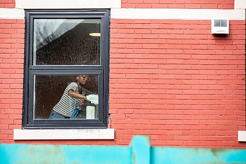 MIKAELA MACKENZIE / FREE PRESS
Juliet Mugabi cleans the windows in a new transitional housing complex at 480 Young Street on Thursday, April 30, 2026.
For Scott story.
Free Press 2026