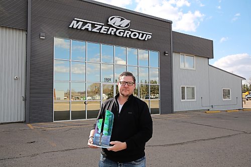 Jonathan Mazer holds the plaque presented to Bob Mazer's family during the Manitoba Business Hall of Fame ceremony last month. Late Bob Mazer, founder and president of Mazergroup, was inducted into the Manitoba Business Hall of Fame during a gala ceremony at the Metropolitan Entertainment Centre in Winnipeg last month. (Abiola Odutola/The Brandon Sun)