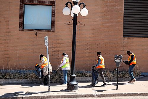 Efemena Esosuakpo , Amber Pink, Jagjeet Singh and Ola Oluitan with Westman Immigrant Services pick up garbage along Ninth Street on Thursday. (Tim Smith/The Brandon Sun)