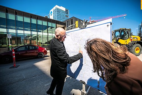 MIKAELA MACKENZIE / FREE PRESS
Mayor Scott Gillingham and councillor Janice Lukes take a look at a map of this summerճ road construction projects on Friday, May 8, 2026.
For Tyler story.
Free Press 2026