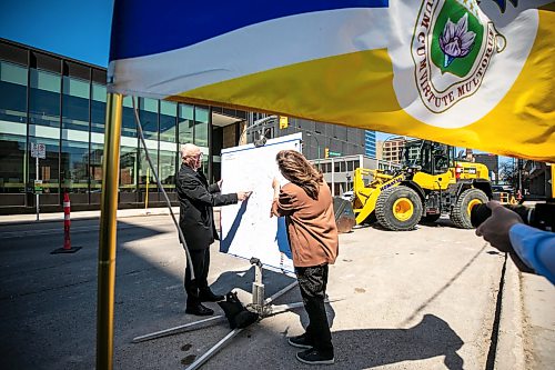 MIKAELA MACKENZIE / FREE PRESS
Mayor Scott Gillingham and councillor Janice Lukes take a look at a map of this summerճ road construction projects on Friday, May 8, 2026.
For Tyler story.
Free Press 2026