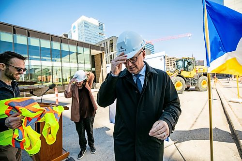 MIKAELA MACKENZIE / FREE PRESS
Mayor Scott Gillingham and councillor Janice Lukes put hard hats on after announcing this summerճ road construction projects on Friday, May 8, 2026.
For Tyler story.
Free Press 2026