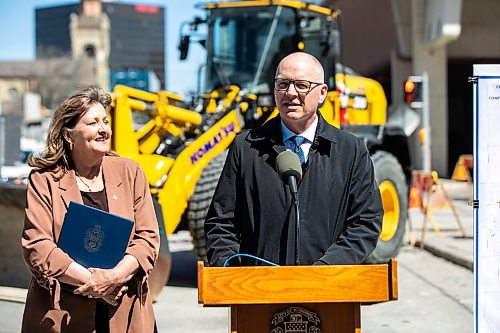 MIKAELA MACKENZIE / FREE PRESS
Mayor Scott Gillingham and councillor Janice Lukes announce this summer’s road construction projects on Friday, May 8, 2026.
For Tyler story.
Free Press 2026