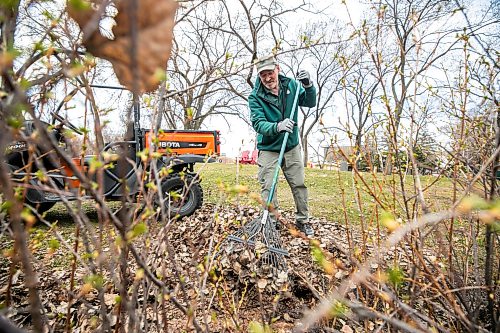 MIKAELA MACKENZIE / FREE PRESS
	
Mike Cascagnette, with Parks Canada maintenance, does some spring cleanup as buds start to leaf out on the bushes  nearby at The Forks on Monday, May 11, 2026.

Standup.
Free Press 2026