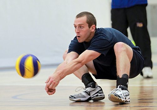 Scott Neufeld digs a ball at practice during his final season at BU. (Tim Smith/The Brandon Sun)