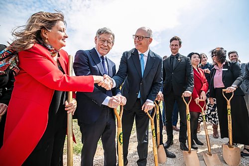 MIKAELA MACKENZIE / FREE PRESS
Councillor Janice Lukes shakes hands with mayor Scott Gillingham at the sod-turning for the new South Winnipeg recreation centre on Thursday, May 21, 2026.
For Malak story.
Free Press 2026