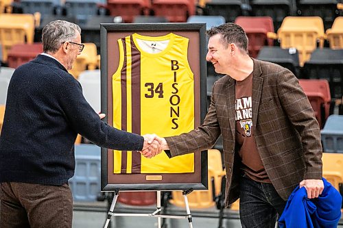 MIKAELA MACKENZIE / FREE PRESS
John Loewen (left) shakes hands with coach Kirby Schepp at an event celebrating Loewenճ one million dollar donation to the Bisons at the University of Manitoba on Monday, May 25, 2026.
For Taylor Allen story.
Free Press 2026