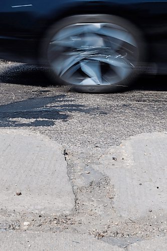 MIKE DEAL / FREE PRESS
Vehicles travel along Kenaston Boulevard between Taylor Avenue and Tuxedo Avenue where potholes and curbs are in bad condition.
CAA Manitoba has released the results of the annual CAA Worst Roads Campaign and Kenaston Boulevard/Route 90 is number three on the list.
Reporter: Nicole Buffie
260528 - Thursday, May 28, 2026.