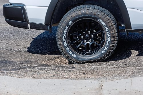 MIKE DEAL / FREE PRESS
Vehicles travel along Kenaston Boulevard between Taylor Avenue and Tuxedo Avenue where potholes and curbs are in bad condition.
CAA Manitoba has released the results of the annual CAA Worst Roads Campaign and Kenaston Boulevard/Route 90 is number three on the list.
Reporter: Nicole Buffie
260528 - Thursday, May 28, 2026.